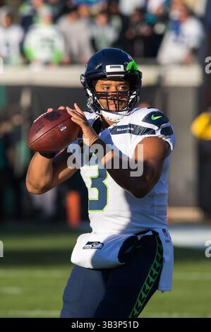10. Dezember 2017: Jacksonville, Florida, USA: Seattle Seahawks Quarterback RUSSELL WILSON (3) nimmt einen Übungswurf vor dem Spiel gegen die Jacksonville Jaguars am EverBank Field in Jacksonville, Florida. Die Jacksonville Jaguars besiegten die Seattle Seahawks 30-24 und übernahmen die Kontrolle über die AFC South. (Kreditbild: © Michael Johnson via ZUMA Wire) Stockfoto