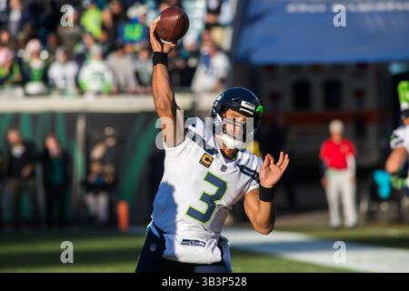 10. Dezember 2017: Jacksonville, Florida, USA: Seattle Seahawks Quarterback RUSSELL WILSON (3) nimmt einen Übungswurf vor dem Spiel gegen die Jacksonville Jaguars am EverBank Field in Jacksonville, Florida. Die Jacksonville Jaguars besiegten die Seattle Seahawks 30-24 und übernahmen die Kontrolle über die AFC South. (Kreditbild: © Michael Johnson via ZUMA Wire) Stockfoto