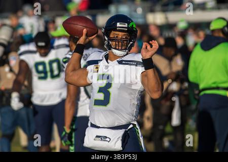 10. Dezember 2017: Jacksonville, Florida, USA: Seattle Seahawks Quarterback RUSSELL WILSON (3) nimmt einen Übungswurf vor dem Spiel gegen die Jacksonville Jaguars am EverBank Field in Jacksonville, Florida. Die Jacksonville Jaguars besiegten die Seattle Seahawks 30-24 und übernahmen die Kontrolle über die AFC South. (Kreditbild: © Michael Johnson via ZUMA Wire) Stockfoto