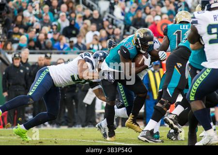 10. Dezember 2017: Jacksonville Jaguars Running Back LEONARD FOURNETTE (27) versucht 50 im ersten Quartal auf dem EverBank Field in Jacksonville, Florida, sich von den Seattle Seahawks zu befreien. Die Jacksonville Jaguars besiegten die Seattle Seahawks 30-24 und übernahmen die Kontrolle über die AFC South. (Kreditbild: © Michael Johnson via ZUMA Wire) Stockfoto