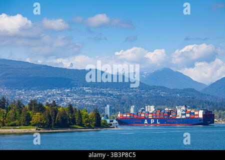 Ein Containerschiff, das den Hafen von Vancouver in Kanada verlässt Stockfoto