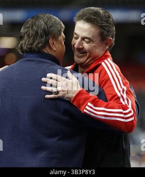 5. April 2013: Atlanta, GA, USA – Cheftrainer Rick Pitino, rechts, von den Louisville Cardinals, umarmt Sportdirektor Tom Jurich nach dem Training am 5. April 2013 in Atlanta. (Abbildung: © Mark Cornelison/TNS via ZUMA Wire) Stockfoto