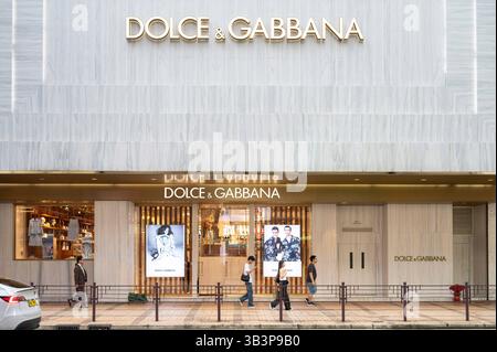 Shopper laufen vorbei an dem italienischen Luxusmodehaus Dolce & Gabbana Store in Hongkong. Stockfoto