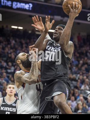 12. Dezember 2017 - Sacramento, CA, USA - Sacramento Kings Forward Zach Randolph (50) geht am Dienstag, 12. Dezember 2017, im Golden 1 Center in Sacramento, Kalifornien, in den Korb gegen das Phoenix Suns Center Tyson Chandler (4). (Kreditbild: © Hector Amezcua/TNS via ZUMA Wire) Stockfoto