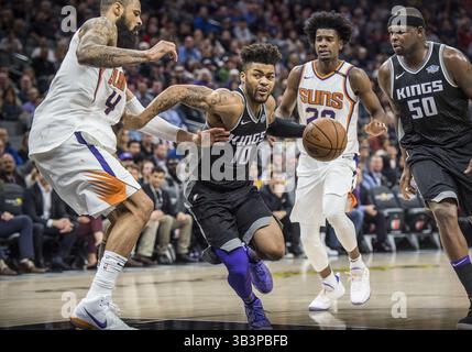 12. Dezember 2017 - Sacramento, CA, USA - der Wachmann der Sacramento Kings Frank Mason III (10) fährt am Dienstag, 12. Dezember 2017, im Golden 1 Center in Sacramento, Kalifornien, zum Korb gegen das Phoenix Suns Center Tyson Chandler (4). (Kreditbild: © Hector Amezcua/TNS Via ZUMA Wire) Stockfoto