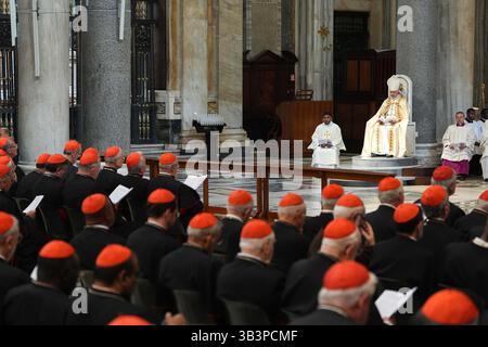 Vatikanstadt, Vatikanstadt. April 2025. Hommage an die Mitglieder des Kardinalskollegiums am Grab von Papst Franziskus und zweiter Vespers unter dem Vorsitz von Kardinal Rolandas Makrickas in der Basilika Santa Maria Major. Rom (Italien), 27. April 2025. Quelle: dpa/Alamy Live News Stockfoto