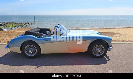 Klassisches Austin Healey 3000 MK II A parkt am Strand und Meer im Hintergrund Stockfoto