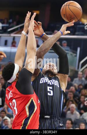 22. Dezember 2017 - Orlando, FL, USA - Anthony Davis (23) der New Orleans Pelicans verspeist am Freitag, den 22. Dezember 2017 im Amway Center in Orlando, Florida, die Marreese Speights der Orlando Magic. (Bild: © Stephen M. Dowell/TNS via ZUMA Wire) Stockfoto