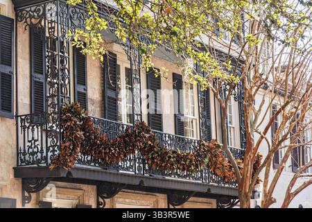 21. Dezember 2017 - Charleston, South Carolina, Vereinigte Staaten von Amerika - Magnolia Christmas Rope ziert den schmiedeeisernen Balkon eines historischen Hauses in der Church Street in Charleston, SC. (Bild: © Richard Ellis Via ZUMA Wire) Stockfoto
