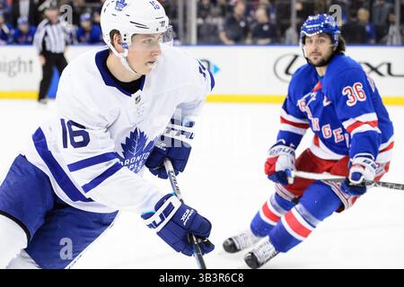 23. Dezember 2017: Toronto Maple Leafs Center Mitchell Marner (16) bewegt sich um Mats Zuccarello (36) der New York Rangers im Madison Square Garden in Manhattan. Die Toronto Maple Leafs besiegen die New York Rangers mit 3:2. Obligatorischer Kredit: Kostas Lymperopoulos/CSM (Kredit-Bild: &Copy; Kostas Lymperopoulos/CSM via ZUMA Wire) Stockfoto
