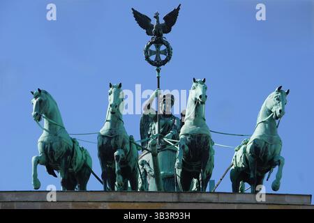 Frontale Nahaufnahme der Wahrzeichen Quadriga oder Wagenstatue auf dem Brandenburger Tor in Berlin Stockfoto