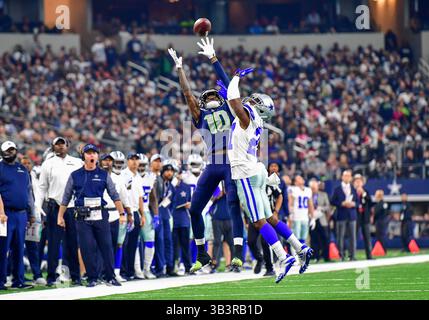 24. Dezember 2017: Der Seattle Seahawks Wide Receiver Paul Richardson (10) springt auf, um den Ball zu fangen, als Dallas Cowboys Cornerback Jourdan Lewis (27) während eines NFL-Fußballspiels zwischen den Seattle Seahawks und den Dallas Cowboys im AT&T Stadium in Arlington, Texas, verteidigt. .Manny Flores/CSM Stockfoto