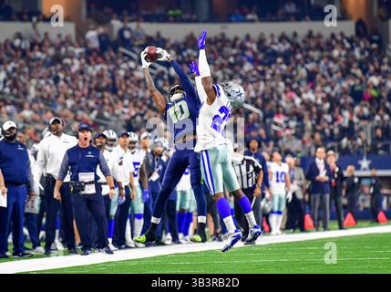 24. Dezember 2017: Der Seattle Seahawks Wide Receiver Paul Richardson (10) springt auf, um den Ball zu fangen, als Dallas Cowboys Cornerback Jourdan Lewis (27) während eines NFL-Fußballspiels zwischen den Seattle Seahawks und den Dallas Cowboys im AT&T Stadium in Arlington, Texas, verteidigt. .Manny Flores/CSM Stockfoto
