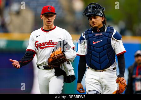 26. April 2025: Doug Nikhazy (65) und Bo Naylor (23) der Cleveland Guardians gehen während des Boston Red Sox und Cleveland Guardians Major League Baseball-Spiels im Progressive Field in Cleveland, Ohio, vom Feld. Brian Fisher/CSM Stockfoto
