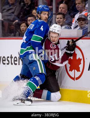 20. Februar 2018: J.T. Compher (37) wird von Vancouver Canucks-Verteidiger Michael Del Zotto (4) während des NHL-Spiels zwischen der Colorado Avalanche und den Vancouver Canucks in der Rogers Arena in Vancouver, Kanada, gegen das Brett gedrückt. Dom Gagne/CSM(Kreditbild: &Copy; Dom Gagne/CSM via ZUMA Wire) Stockfoto