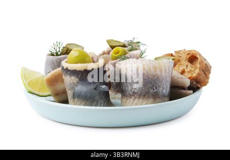 Köstliche Heringsbrötchen mit Oliven, Gurken, Dill und Brotstück isoliert auf weiß Stockfoto