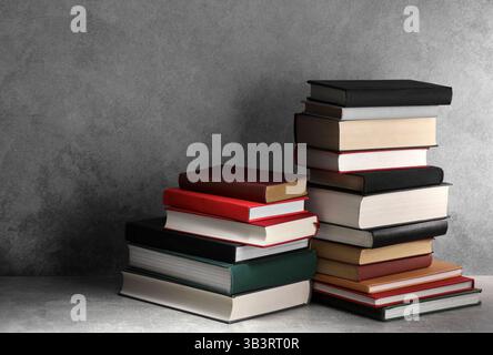 Stapel alter Bücher auf hellgrauem Tisch Stockfoto