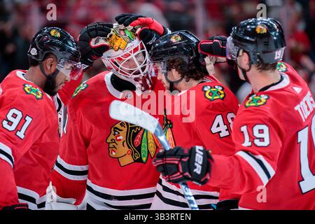 21. Februar 2018: Chicago, Illinois, USA - Blackhawk Torwart #31 Anton Forsberg (Mitte) gratuliert seinen Teamkollegen zum Sieg nach dem Spiel der National Hockey League zwischen den Chicago Blackhawks und den Ottawa Senators im United Center in Chicago, Illinois. Fotograf: Mike Wulf (Kreditbild: &Copy; Mike Wulf/CSM via ZUMA Wire) Stockfoto