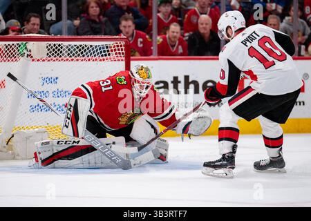 21. Februar 2018: Chicago, Illinois, USA – der Blackhawk-Torwart #31 Anton Forsberg stoppt einen Schießversuch des Senators #10 Tom Pyatt während des Spiels der National Hockey League zwischen den Chicago Blackhawks und den Ottawa Senators im United Center in Chicago, Illinois. Fotograf: Mike Wulf (Kreditbild: &Copy; Mike Wulf/CSM via ZUMA Wire) Stockfoto