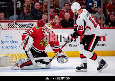 21. Februar 2018: Chicago, Illinois, USA – der Blackhawk-Torwart #31 Anton Forsberg stoppt einen Schießversuch des Senators #12 Marian Gaborik während des Spiels der National Hockey League zwischen den Chicago Blackhawks und den Ottawa Senators im United Center in Chicago, IL. Fotograf: Mike Wulf (Kreditbild: &Copy; Mike Wulf/CSM via ZUMA Wire) Stockfoto