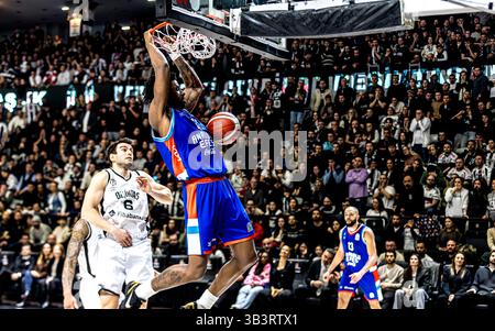 ISTANBUL, TÜRKEI - 13. FEBRUAR 2025: DAN OTURU, Nr. 25 von Anadolu Efes, im türkischen Super League Cup Spiel zwischen Anadolu Besiktas Fibaban Stockfoto