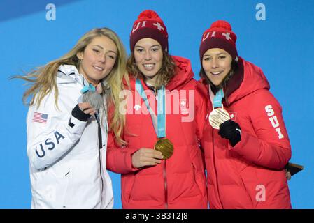 22. Februar 2018 - Pyeongchang, Südkorea - MIKAELA SHIFFRIN aus den Vereinigten Staaten (links), MICHELLE GISIN aus der Schweiz (Mitte) und WENDY HOLDENER aus der Schweiz mit ihren Medaillen vom Ladies' Combined Alpine Slalom Ski Event bei den Olympischen Spielen in PyeongChang. (Kreditbild: © Christopher Levy via ZUMA Wire) Stockfoto