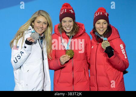 22. Februar 2018 - Pyeongchang, Südkorea - MIKAELA SHIFFRIN aus den Vereinigten Staaten (links), MICHELLE GISIN aus der Schweiz (Mitte) und WENDY HOLDENER aus der Schweiz mit ihren Medaillen vom Ladies' Combined Alpine Slalom Ski Event bei den Olympischen Spielen in PyeongChang. (Kreditbild: © Christopher Levy via ZUMA Wire) Stockfoto