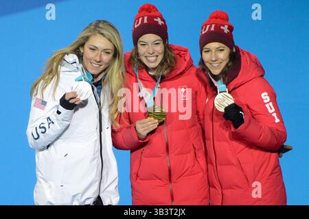 22. Februar 2018 - Pyeongchang, Südkorea - MIKAELA SHIFFRIN aus den Vereinigten Staaten (links), MICHELLE GISIN aus der Schweiz (Mitte) und WENDY HOLDENER aus der Schweiz mit ihren Medaillen vom Ladies' Combined Alpine Slalom Ski Event bei den Olympischen Spielen in PyeongChang. (Kreditbild: © Christopher Levy via ZUMA Wire) Stockfoto