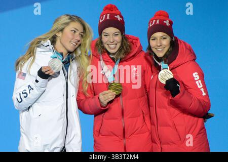 22. Februar 2018 - Pyeongchang, Südkorea - MIKAELA SHIFFRIN aus den Vereinigten Staaten (links), MICHELLE GISIN aus der Schweiz (Mitte) und WENDY HOLDENER aus der Schweiz mit ihren Medaillen vom Ladies' Combined Alpine Slalom Ski Event bei den Olympischen Spielen in PyeongChang. (Kreditbild: © Christopher Levy via ZUMA Wire) Stockfoto