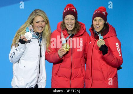 22. Februar 2018 - Pyeongchang, Südkorea - MIKAELA SHIFFRIN aus den Vereinigten Staaten (links), MICHELLE GISIN aus der Schweiz (Mitte) und WENDY HOLDENER aus der Schweiz mit ihren Medaillen vom Ladies' Combined Alpine Slalom Ski Event bei den Olympischen Spielen in PyeongChang. (Kreditbild: © Christopher Levy via ZUMA Wire) Stockfoto