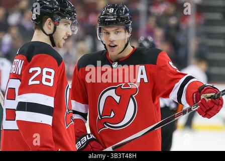 22. Februar 2018: Die New Jersey Devils verließen Taylor Hall (9) und sprechen mit Damon Severson (28) im Rahmen eines NHL-Spiels zwischen den Minnesota Wild und den New Jersey Devils im Prudential Center in Newark, NJ Mike Langish/Cal Sport Media.(Kreditbild: &Copy; Mike Langish/CSM via ZUMA Wire) Stockfoto