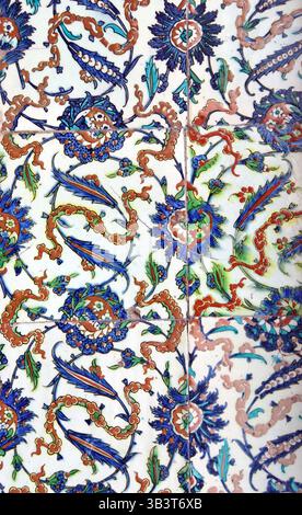 ISTANBUL, TÜRKEI - 18. MAI 2014 - aufwendige Iznik Mosaikfliesen des Harem im Topkapi Palast in Istanbul, Türkei Stockfoto