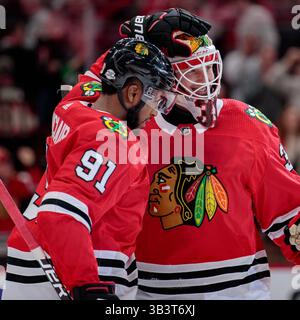 21. Februar 2018: Chicago, Illinois, USA – der Blackhawk-Torwart #31 Anton Forsberg wird 91 nach dem Spiel der Chicago Blackhawks und Ottawa Senators im United Center in Chicago, IL, zum Sieg von Anthony Duclair gratuliert. Fotograf: Mike Wulf (Kreditbild: &Copy; Mike Wulf/CSM via ZUMA Wire) Stockfoto