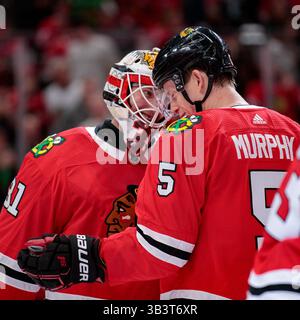 21. Februar 2018: Chicago, Illinois, USA - der Blackhawk-Torwart #31 Anton Forsberg wird von #5 Connor Murphy zum Sieg gratuliert, nachdem er das Spiel der National Hockey League zwischen den Chicago Blackhawks und den Ottawa Senators im United Center in Chicago, Illinois, gespielt hatte. Fotograf: Mike Wulf (Kreditbild: &Copy; Mike Wulf/CSM via ZUMA Wire) Stockfoto