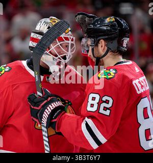21. Februar 2018: Chicago, Illinois, USA – der Blackhawk-Torwart #31 Anton Forsberg wird zum Sieg von #82 Jordan Oesterle nach dem Spiel der National Hockey League zwischen den Chicago Blackhawks und den Ottawa Senators im United Center in Chicago, IL, gratuliert. Fotograf: Mike Wulf (Kreditbild: &Copy; Mike Wulf/CSM via ZUMA Wire) Stockfoto