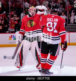 21. Februar 2018: Chicago, Illinois, USA – der Blackhawk-Torwart #31 Anton Forsberg wird 91 nach dem Spiel der Chicago Blackhawks und Ottawa Senators im United Center in Chicago, IL, zum Sieg von Anthony Duclair gratuliert. Fotograf: Mike Wulf (Kreditbild: &Copy; Mike Wulf/CSM via ZUMA Wire) Stockfoto