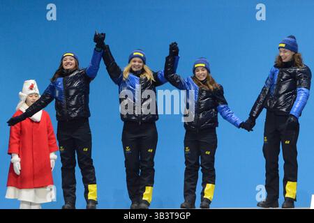 23. Februar 2018 - Pyeongchang, Südkorea - das schwedische Team feiert die Silbermedaille beim N4x6km Relay-Biathlon der Frauen bei den Olympischen Spielen in PyeongChang. .Teammitglieder sind: Linn PERSSON Mona BRORSSON Anna MAGNUSSON Hanna OEBERG (Foto: © Christopher Levy via ZUMA Wire) Stockfoto