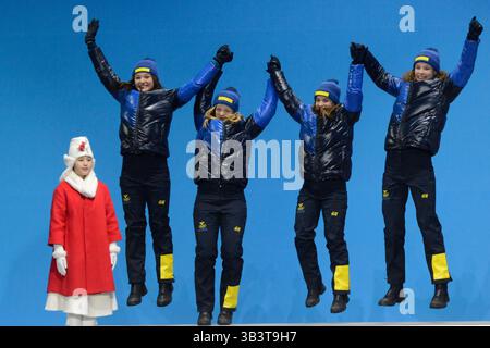 23. Februar 2018 - Pyeongchang, Südkorea - das schwedische Team feiert die Silbermedaille beim N4x6km Relay-Biathlon der Frauen bei den Olympischen Spielen in PyeongChang. .Teammitglieder sind: Linn PERSSON Mona BRORSSON Anna MAGNUSSON Hanna OEBERG (Foto: © Christopher Levy via ZUMA Wire) Stockfoto