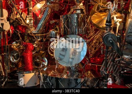 Fifth Avenue New York Bergdorf Goodman Schaufenster farbenfrohe Schaufensterpuppen im Modeeinzelhandel zeigen gehobene Einkaufsmöglichkeiten in Manhattan NYC Stockfoto