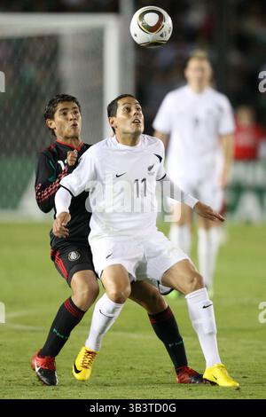 3. März 2010: Jonathan Dos Santos (L) und Leo Bertos (R) kämpfen im Rose Bowl in Pasadena, Kalifornien um den Ball. Mexiko besiegte Neuseeland mit 2:0. Obligatorischer Credit: Brandon Parry / Southcreek Global (Credit Image: © Brandon Parry via ZUMA Wire) Stockfoto