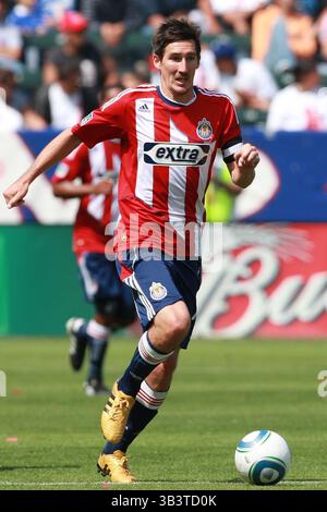 10. April 2010: #16 Mittelfeldspieler und Mannschaftskapitän Sacha Kljestan dribbelt im Home Depot Center in Carson, Kalifornien, das Spiel Chivas USA gegen New York Red Bulls. Chivas besiegte die Red Bulls mit 2:0. Obligatorischer Credit: Brandon Parry / Southcreek Global (Credit Image: © Brandon Parry via ZUMA Wire) Stockfoto