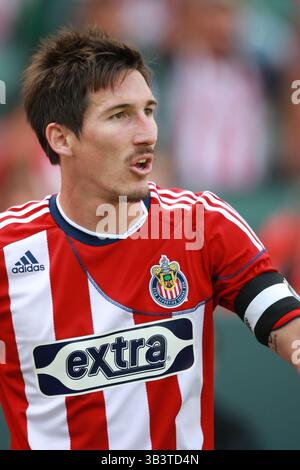 10. April 2010: #16 Mittelfeldspieler und Captain Sacha Kljestan macht sich bereit, einen Eckstoß während des Spiels Chivas USA gegen New York Red Bulls im Home Depot Center in Carson zu nehmen. Chivas besiegte die Red Bulls mit einem 2:0-Ergebnis. Kalifornien. Obligatorischer Credit: Brandon Parry / Southcreek Global (Credit Image: © Brandon Parry via ZUMA Wire) Stockfoto