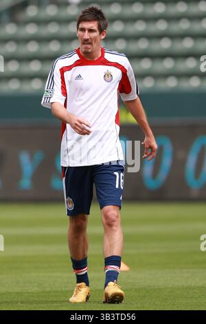 10. April 2010: #16 Mittelfeldspieler und Captain Sacha Kljestan wärmt sich vor dem Start des Spiels Chivas USA gegen New York Red Bulls im Home Depot Center in Carson auf. Chivas besiegte die Red Bulls mit einem 2:0-Ergebnis. Kalifornien. Obligatorischer Credit: Brandon Parry / Southcreek Global (Credit Image: © Brandon Parry via ZUMA Wire) Stockfoto