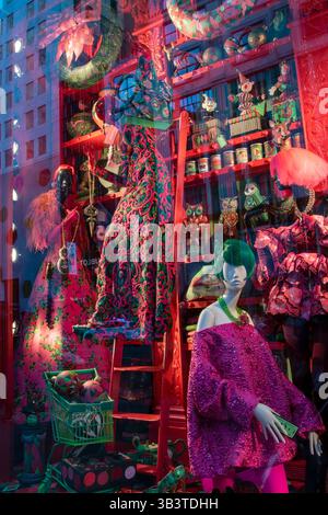 Bunte Schaufensterpräsentation Fifth Avenue Manhattan Bergdorf Goodman Mode-Schaufensterpuppen Luxus-Einzelhandelsgeschäft NYC Shopping New York Stockfoto