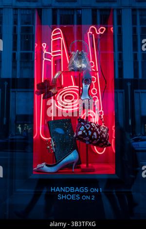 Fifth Avenue gehobenes Geschäft Bergdorf Goodman NYC Schaufenster zeigen modische Schaufensterpuppen New York City farbenfrohe Schaufensterfront Manhattan Stockfoto