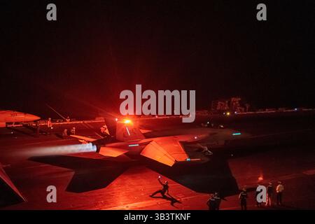 Arabisches Meer, Internationale Gewässer. 14. April 2025. Ein F/A-18E Super Hornet Jagdflugzeug der US Navy, das an der Stingers of Strike Fighter Squadron 113 befestigt ist, startet vom Flugdeck des Flugzeugträgers USS Carl Vinson der Nimitz-Klasse für Nachtoperationen während der Operation Prosperity Guardian, 14. April 2025 im Arabischen Meer. Quelle: MCSA Denise Leiva/US Navy Photo/Alamy Live News Stockfoto
