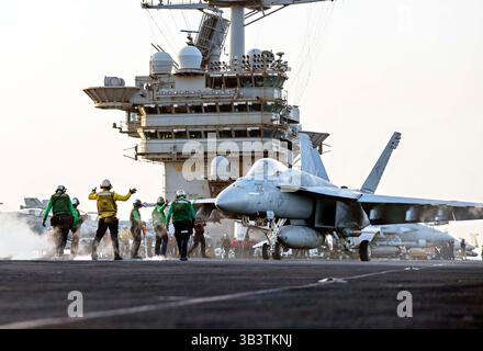 USS Harry S Truman, International Waters. April 2025. Ein US Navy F/A-18E Super Hornet Kampfflugzeug der Sunliner der Strike Fighter Squadron 81, ist bereit, vom Flugdeck des Nimitz-Klasse-Flugzeugträgers USS Harry S. Truman zu starten, der während der Operation Prosperity Guardian am 1. April 2025 auf dem Roten Meer unterwegs ist. Die Truman hat die Operation zur Unterdrückung von Houthi-Drohnen- und Raketenangriffen auf die Handelsschifffahrt im Roten Meer geführt. Foto: MC2 Lindsey Kish/U.S. Navy Photo/Alamy Live News Stockfoto