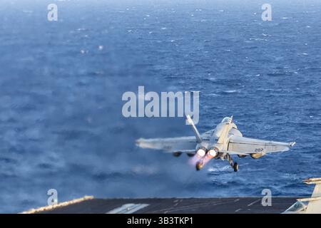 USS Harry S Truman, International Waters. April 2025. Ein F/A-18E Super Hornet Jagdflugzeug der US Navy der Pukin' Dogs of Strike Fighter Squadron 143 startet vom Flugdeck des Flugzeugträgers USS Harry S. Truman, der während der Operation Prosperity Guardian am 1. April 2025 auf dem Roten Meer unterwegs ist. Die Truman hat die Operation zur Unterdrückung von Houthi-Drohnen- und Raketenangriffen auf die Handelsschifffahrt im Roten Meer geführt. Quelle: MCSN Jason Jackson/U.S. Navy Photo/Alamy Live News Stockfoto