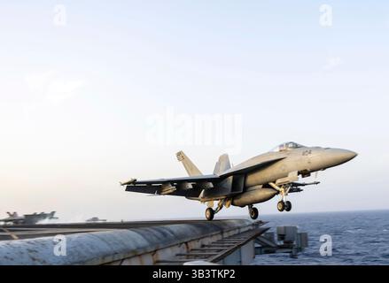 USS Harry S Truman, International Waters. April 2025. Ein US Navy F/A-18E Super Hornet Jagdflugzeug der Knighthawks of Strike Fighter Squadron 136 ist bereit, vom Flugdeck des Flugzeugträgers USS Harry S. Truman aus zu starten, der während der Operation Prosperity Guardian am 1. April 2025 auf dem Roten Meer unterwegs ist. Die Truman hat die Operation zur Unterdrückung von Houthi-Drohnen- und Raketenangriffen auf die Handelsschifffahrt im Roten Meer geführt. Foto: MC2 Lindsey Kish/U.S. Navy Photo/Alamy Live News Stockfoto