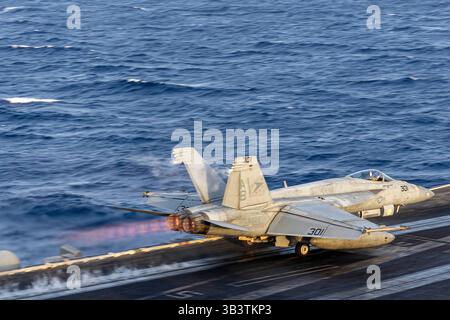 USS Harry S Truman, International Waters. April 2025. Ein US Navy F/A-18E Super Hornet Jagdflugzeug der Sunliner der Strike Fighter Squadron 81 startet vom Flugdeck des Flugzeugträgers USS Harry S. Truman, der während der Operation Prosperity Guardian am 1. April 2025 auf dem Roten Meer unterwegs ist. Die Truman hat die Operation zur Unterdrückung von Houthi-Drohnen- und Raketenangriffen auf die Handelsschifffahrt im Roten Meer geführt. Quelle: MCSN Jason Jackson/U.S. Navy Photo/Alamy Live News Stockfoto